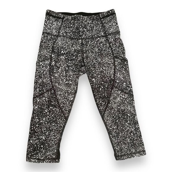 Lululemon Outrun 17" Crop in Splatter White Black Size 4 Full-On Luxtreme - Picture 1 of 10